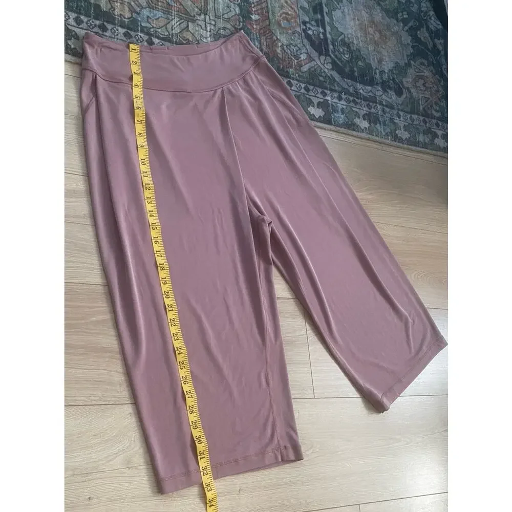 Lululemon size 8 white womans cropped trousers pants